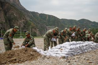 斯基拉：国米接近谈妥今夏免签泽林斯基，双方将签约至2027年